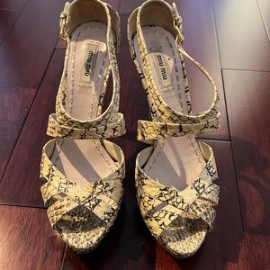 Like new condition platform sandal